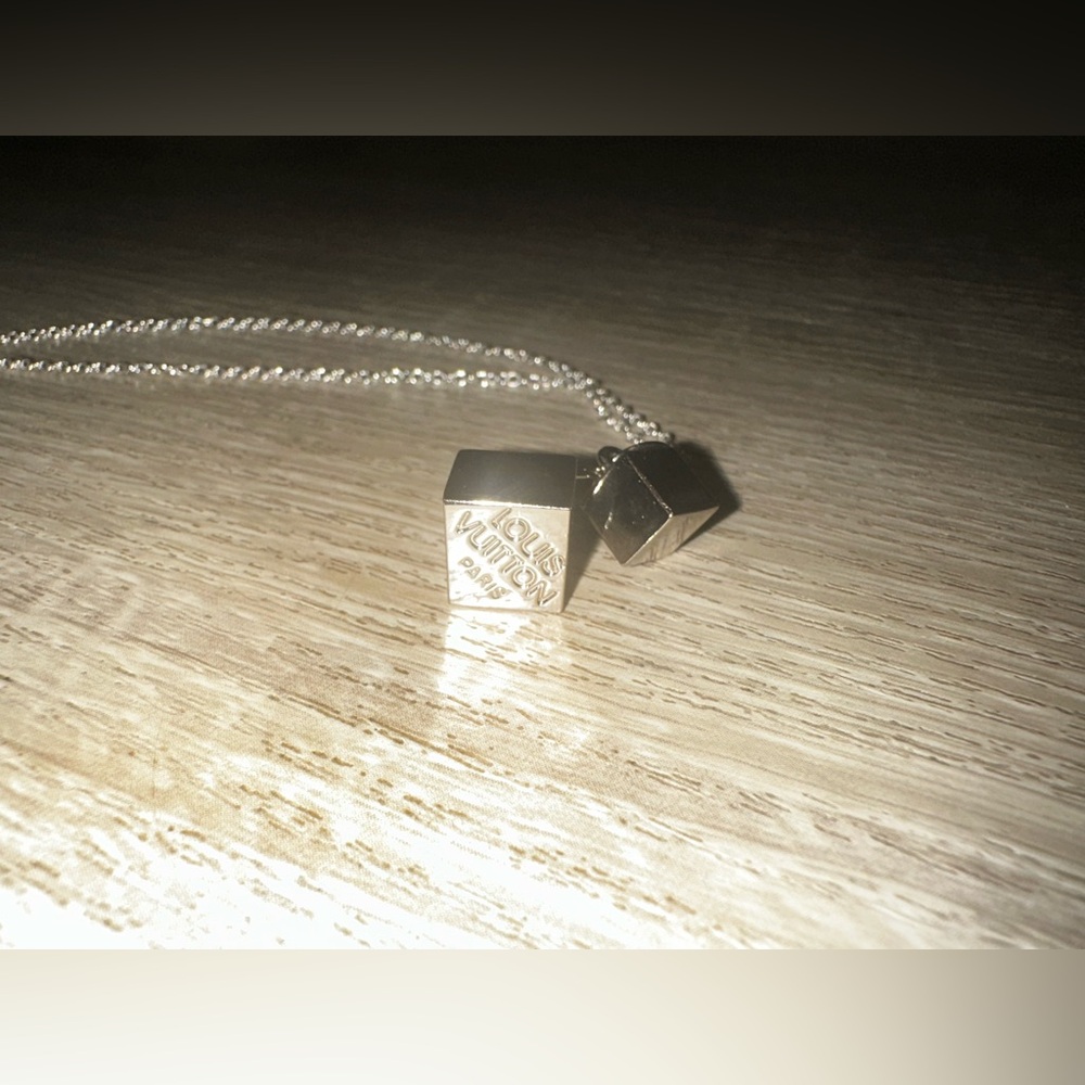 ✨Louis Vuitton Minimalist Pendent w  Necklace✨
